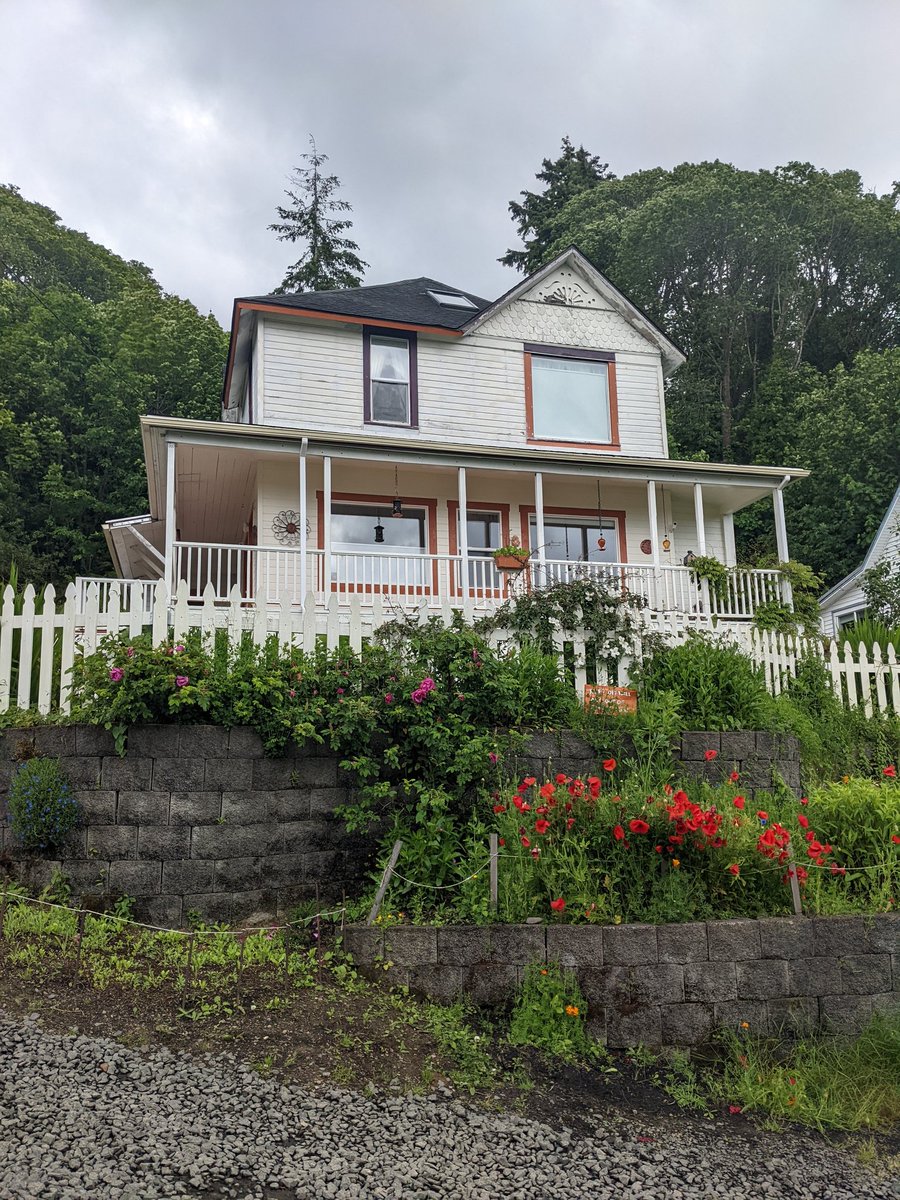TheDohls's tweet photo. "The Goonies House" (aka the Walsh's house)
Astoria, Oregon - filming locations tour https://t.co/KyjAV3vOVz