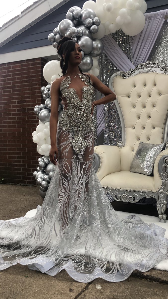 Lexylove9012's tweet photo. My Goddess of a niece is graduating HS today ❤️🧚🏾‍♀️ #blackgirlexcellence #bogan2022 #proud #youcandoitall
May the world bring forth beautiful abundance in this next transition in life. I love you ❤️🌷 https://t.co/ihfy2oYj3d