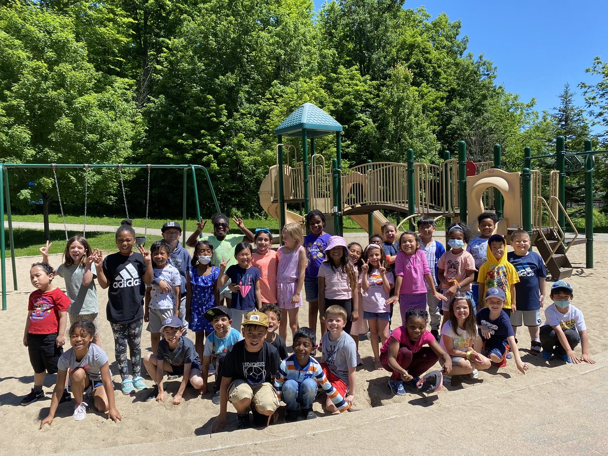 Fun in the park with <a href="/santos_smarties/">Ms. Santos</a> @MrSolis172 ☀️