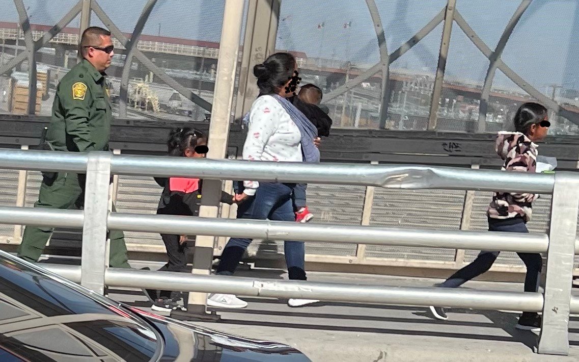 A Border Patrol agent escorts a mother and children back to Juárez from the El Paso side of the Paso Del Norte International Bridge. 

#MercyForImmigrants #MercyForjustice