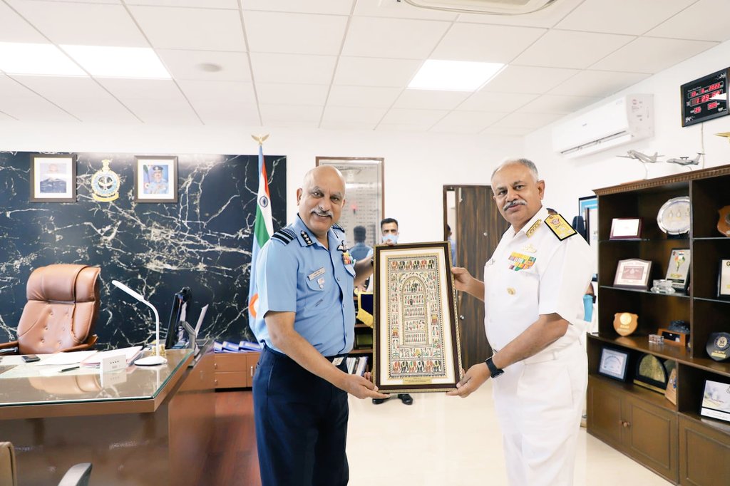 Vice Adm Ajendra Bahadur Singh #FOCINC #WNC visited #Ahmedabad and interacted with Air Marshal Vikram Singh #AOCINC #SouthWesternAirCommand on 13 Jun 2022. During the meeting issues of common interest to the #Navy & #AirForce were discussed. #Interoperability #Jointness @IAF_MCC