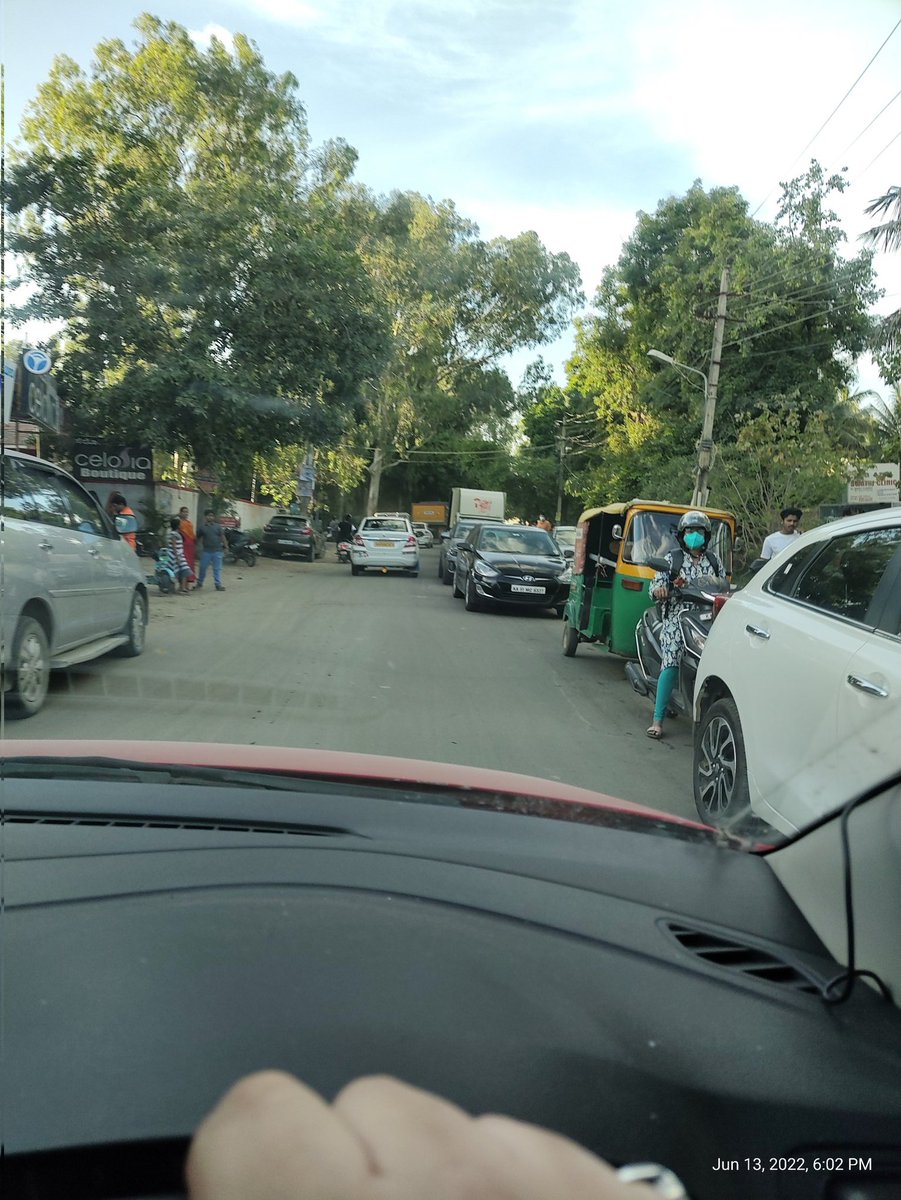 ktk_investor's tweet photo. @east_bengaluru @PMOIndia @narendramodi @kdevforum @Dkhallirising @sarjapurblr @carmelaramunite @BellandurJothge @BBMPCOMM @WFRising @Lolita_TNIE @ArvindLBJP @PCMohanMP @sriramulubjp @Ashokmruthyu @arif2299 @blrcitytraffic @iffathfathima6 @Ananthaforu Please pass the #carmelaram crossing once and feel the quality of road once. We travel daily thru it. It is 5 years since we are asking for #ROB.. it is there with some agency on paper and we suffer daily. #BadState long queue on railway crossing with extremely bad road condition https://t.co/gPWjez2dXZ