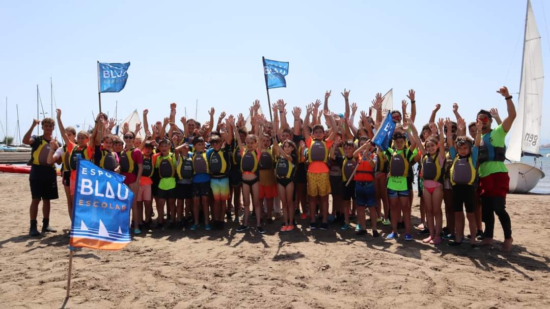 🏄‍♂️⛵Cloenda de l'Esport Blau Escolar a Roses. 

☑️ Participació de 3000 alumnes
☑️69 Centres Educatius
☑️25 Municipis de tot el litoral català

Els alumnes es diverteixen aprenent a navegar cadascú al seu ritme, aprenen a estimar el mar i cuidar l'entorn natural.

<a href="/esportcat/">Esports</a>