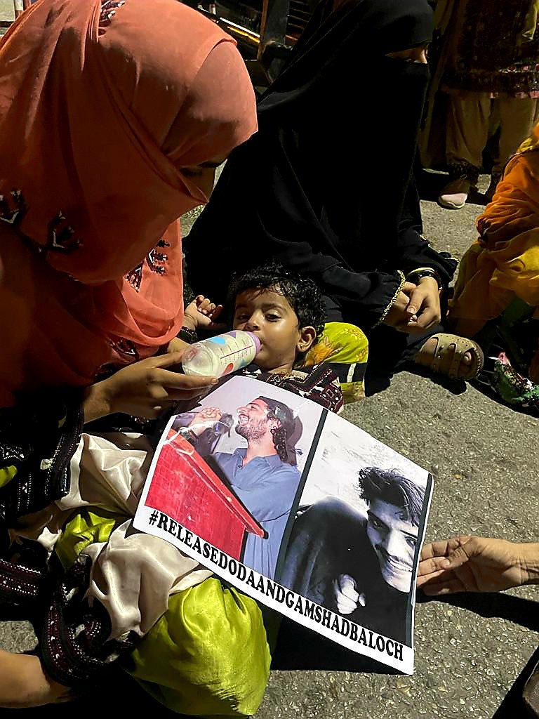 ghulamiqbal8's tweet photo. They abduct us!
And when we protest against this extra-judicial abduction, they beat us, they threaten us, and arrest us to keep silent.
When will this inhumane cycle of oppression stop!
#SaveBalochStudents 
#ReleaseDodaAndGamshad https://t.co/HfCviqwh2C