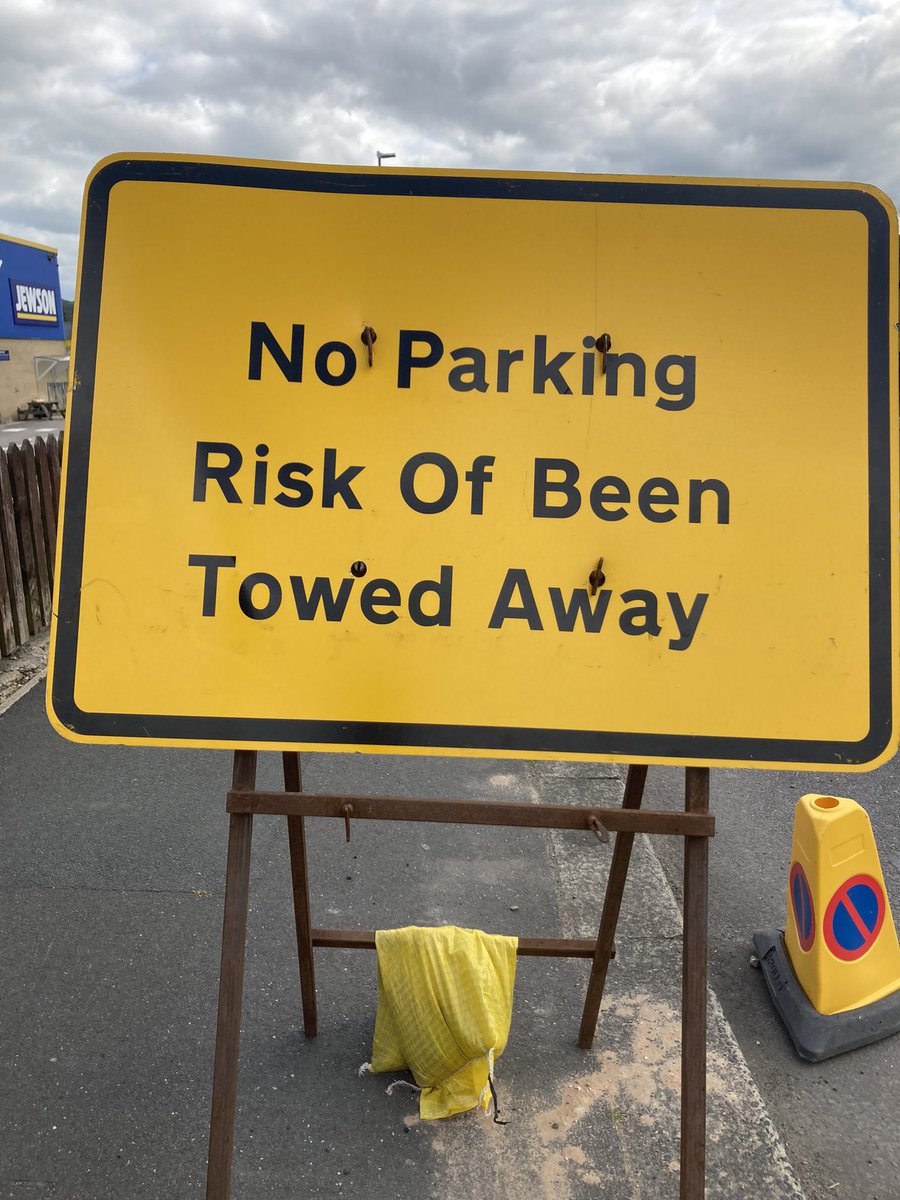 FromHuddswith's tweet photo. @KirkleesCouncil something not quite right with these signs🤔 https://t.co/aKKzYftmGc