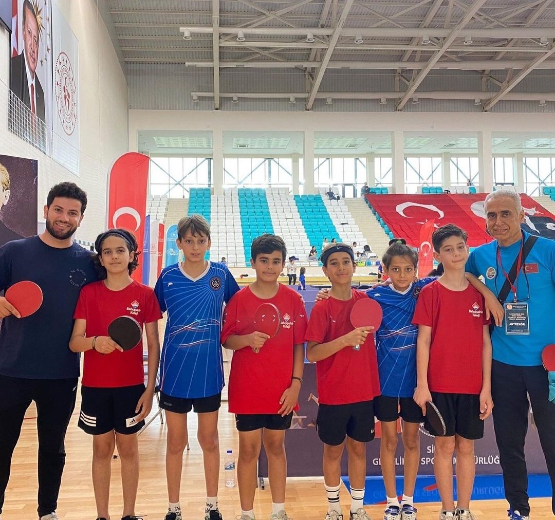 BODRUM BAHÇEŞEHİR KOLEJİ MASA TENİSİNDE TÜRKİYE 3.SÜ

<a href="/gsbokulsporlari/">GSB Okul Sporları</a> Küçük Erkekler Masa Tenisi Türkiye Şampiyonasında Bodrum Bahçeşehir Koleji Ortaokulu bronz madalyanın sahibi oldu. 🥉👏

Takımımızı tebrik ediyor, başarılarının devamını diliyoruz.