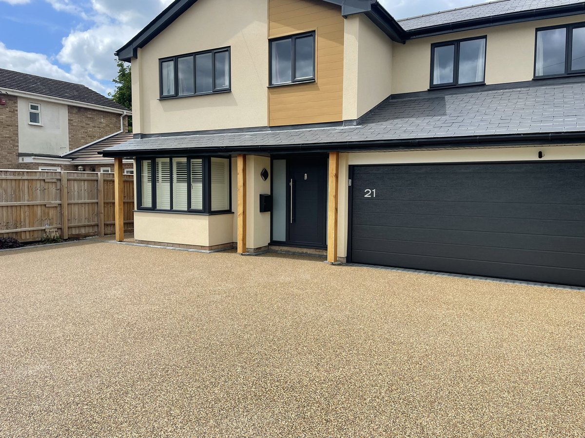 ClearpaveL's tweet photo. New driveway laid near Newmarket, Suffolk. @SureSetUK 6mm cappuccino mix for our client https://t.co/NfoJC1kklv