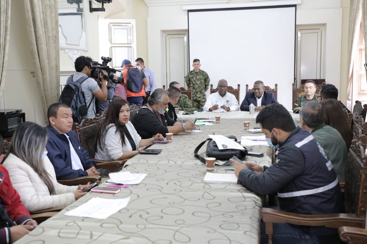 1. Lideramos Consejo de Seguridad y seguimiento de garantías electorales junto a Fuerza Pública, <a href="/Registraduria/">Registraduría Nacional del Estado Civil</a>, <a href="/PGN_COL/">Procuraduría General de la Nación</a>, <a href="/FiscaliaCol/">Fiscalía Colombia</a>, <a href="/DefensoriaCol/">Defensoría del Pueblo</a>, <a href="/UNPColombia/">Unidad Nacional de Protección, UNP.</a> y <a href="/MigracionCol/">Migración Colombia</a>. Trabajamos por la garantía de los derechos humanos en el marco de las elecciones.