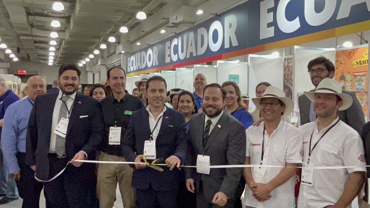 ProEcuador_'s tweet photo. Después de 2 años, regresamos junto a 11 empresas ecuatorianas a la Summer Fancy Food Show, la feria más importante en el sector de alimentos y bebidas del noroeste de EE.UU. La delegación🇪🇨 cuenta con el acompañamiento de #PROECUADOR en Nueva York.
#MásEcuadorEnElMundo 🌎 https://t.co/CDYBIPozg9