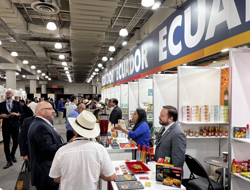 ProEcuador_'s tweet photo. Después de 2 años, regresamos junto a 11 empresas ecuatorianas a la Summer Fancy Food Show, la feria más importante en el sector de alimentos y bebidas del noroeste de EE.UU. La delegación🇪🇨 cuenta con el acompañamiento de #PROECUADOR en Nueva York.
#MásEcuadorEnElMundo 🌎 https://t.co/CDYBIPozg9