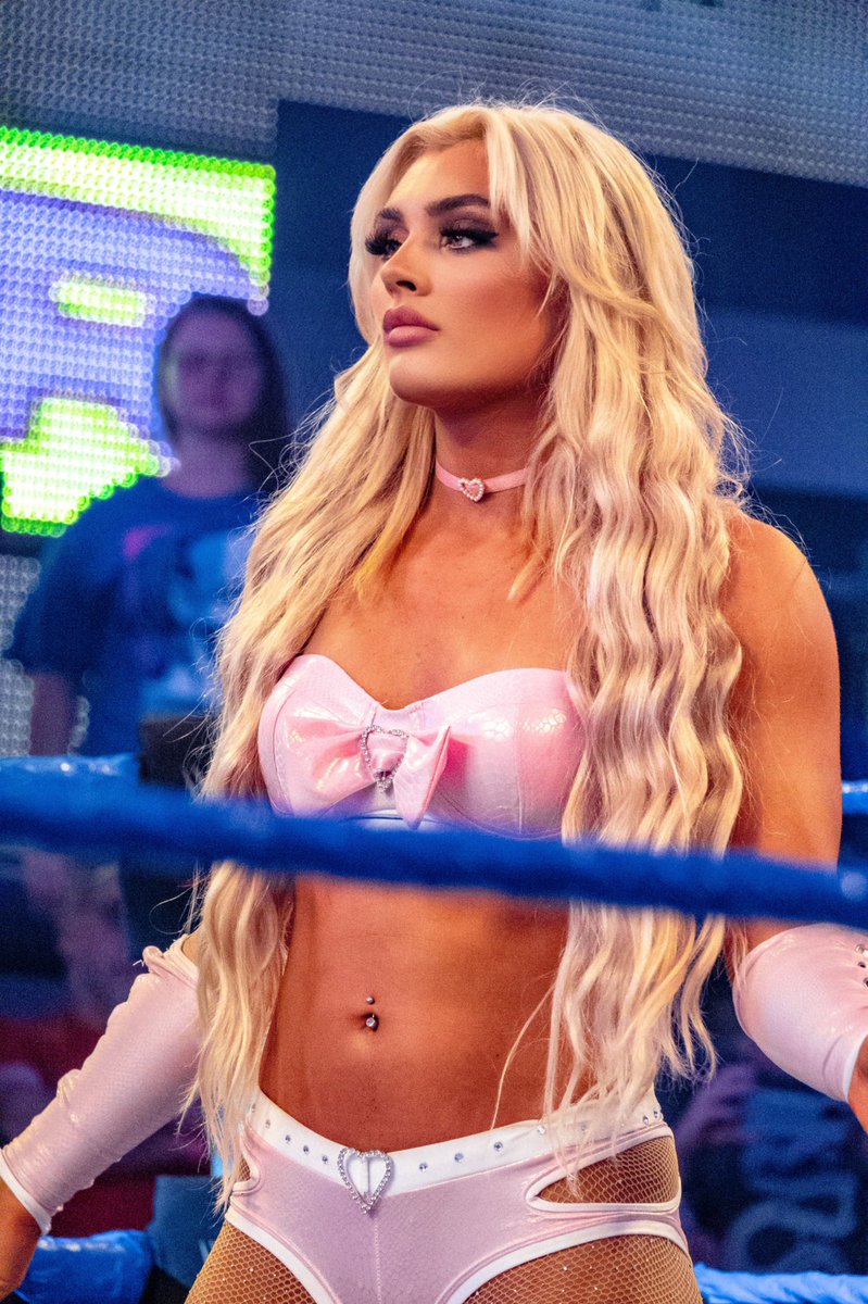 tiffstrattonwwe's tweet photo. What a life https://t.co/8zByrZkyQM