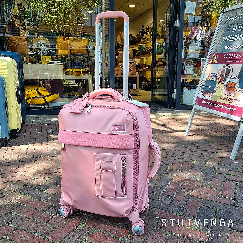 You know my favorite color 🌸 Deze en veel meer nieuwe koffers nu in de winkel 
#koffer #koffers #rozekoffer #handbagage #pink #Samsonite #Lipault #Paris #fashion #suitcase #travel #travelinstyle #stylish #Transavia #KLM #Stuivenga #Delft #shoplocal