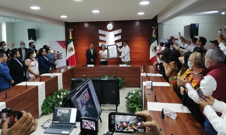 rioaxaca's tweet photo. #Local Oficial: Salomón Jara recibe constancia de mayoría como nuevo gobernador de Oaxaca 

https://t.co/4isweG0Lrn @salomonj @PartidoMorenaMx @CEEmorenaOax @mario_delgado @lopezobrador_ @PT_Oaxaca @BenjaminRoblesM @PepeEstefanG @PUPOax @Morena4T #Oaxaca @IEEPCO @Bidxa_a https://t.co/dLZxp90DcB