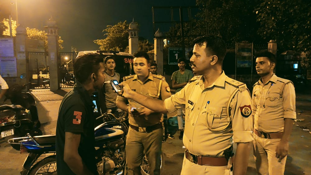 east_dcp's tweet photo. #CPLucknow @dhrubathakur के मार्गदर्शन में #DCPEast @AmitKAnandIPS के निर्देशन में #DrunkDriving के विरुद्ध कार्यवाही करते East Zone के सभी थानों में महत्वपूर्ण चौराहे और स्थानों पर चेकिंग की गई।
#UPPolice
#LucknowPolice https://t.co/ZxLeYbMO55