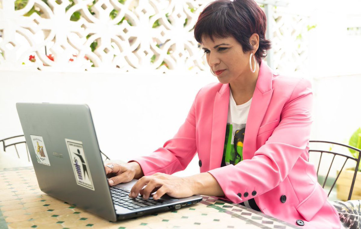 TeresaRodr_'s tweet photo. Andalucía se defiende desde el corazón.

Preparando el debate de esta noche, convencidos de que es posible recuperar la esperanza y de que en ello vamos a poner todo nuestro esfuerzo. 

#VotaAdelante19J💚 https://t.co/EBIJA3IGps