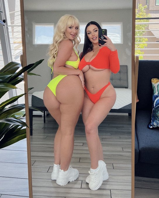 Who wants to play with me and @thekatedee? ? @Brazzers https://t.co/LZgvI366ri