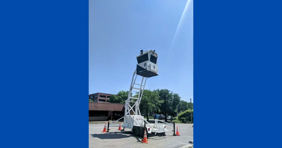 ArkTimes's tweet image. Little Rock Police set up a "Sky Watch" camera in the parking lot across from Little Rock Family Planning Services, the state's only spot dedicated to providing surgical abortions. buff.ly/3zx0vtJ