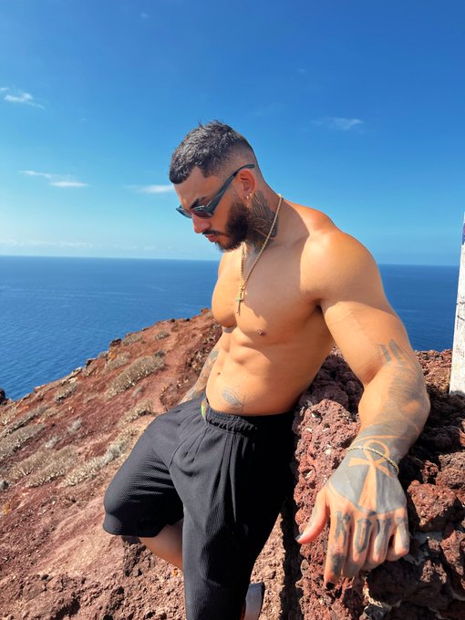 Hey, how are u?😈💦  https://t.co/Wy9fRe6Ox2 https://t.co/wkSLh5sYYe