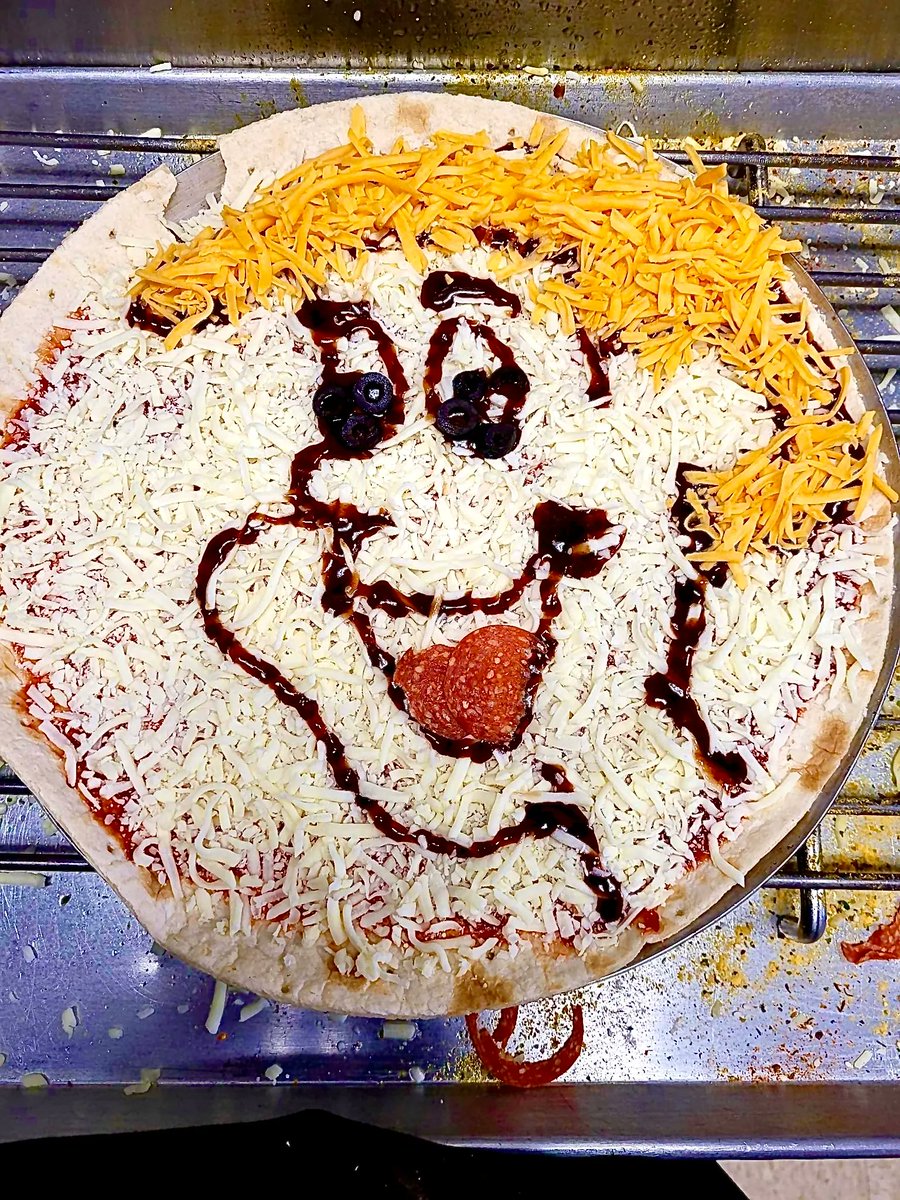 HowieTulsa's tweet photo. Having your likeness molded into the form of a pizza is one of the highest honors there are
#howiedoit #hungryhowies #pizza #yum #famousforflavor #flavoredcrust #tulsa https://t.co/TMfQ7C4BcR