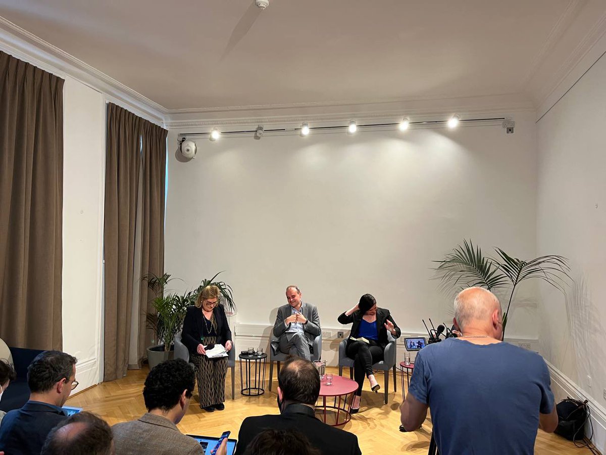 JeunesMacronEdN's tweet photo. Le Gouvernement 🇫🇷 aurait donné 15 milliards d’euros sans contrepartie écologique pour la relance ? 🤔 Notre PR demande et fait : la rémunération des dirigeants de grandes entreprises va dépendre du respect des « objectifs environnementaux et sociaux de l’entreprise » 📌💡 https://t.co/TpOSBUrE4x