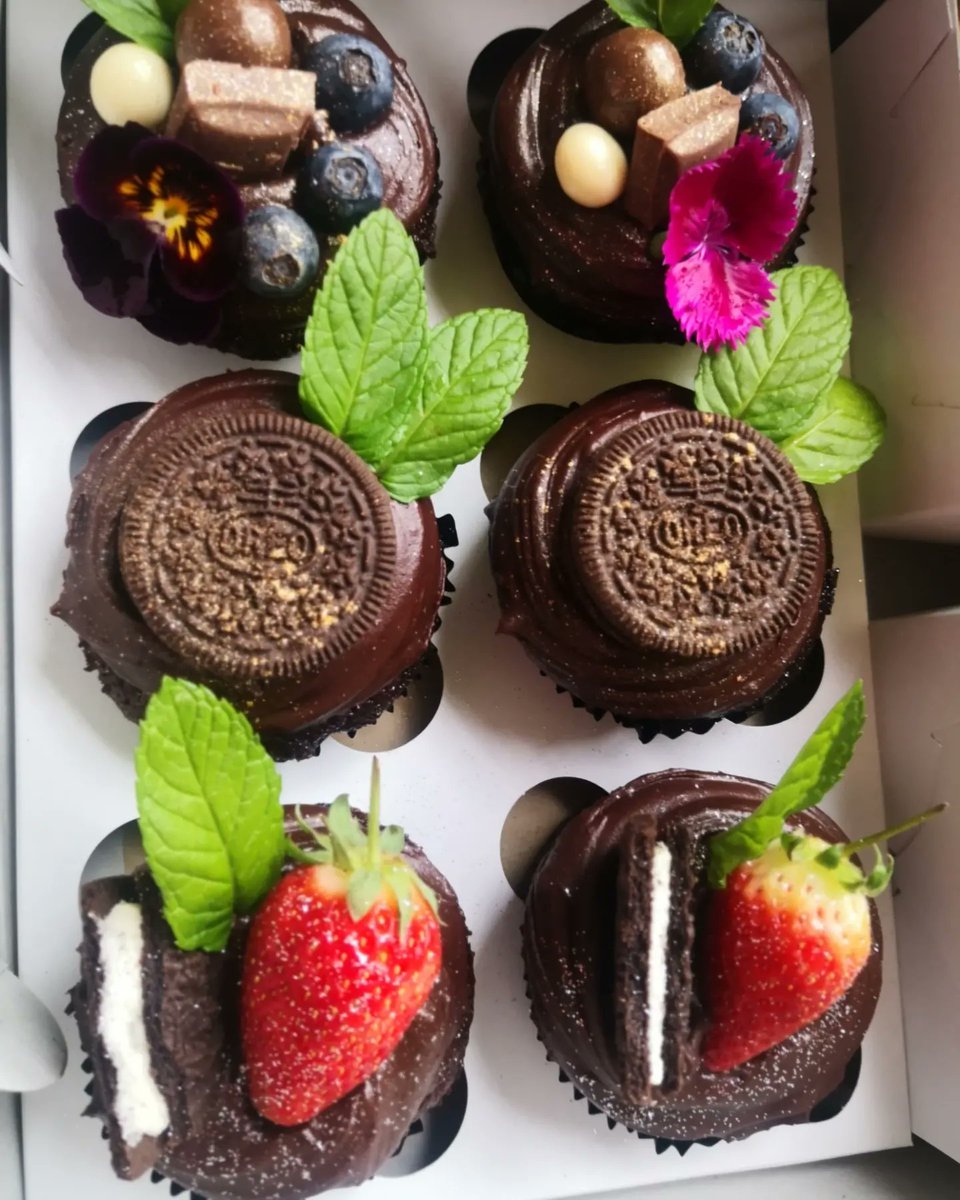 DebbieStarB's tweet image. Melt your dad's heart this #FathersDay with some sweet treats. Order a variety box of 12 cupcakes for R250 💕 #dmtoorder #somethingdelicious #supportsmallbusiness #CapeTown