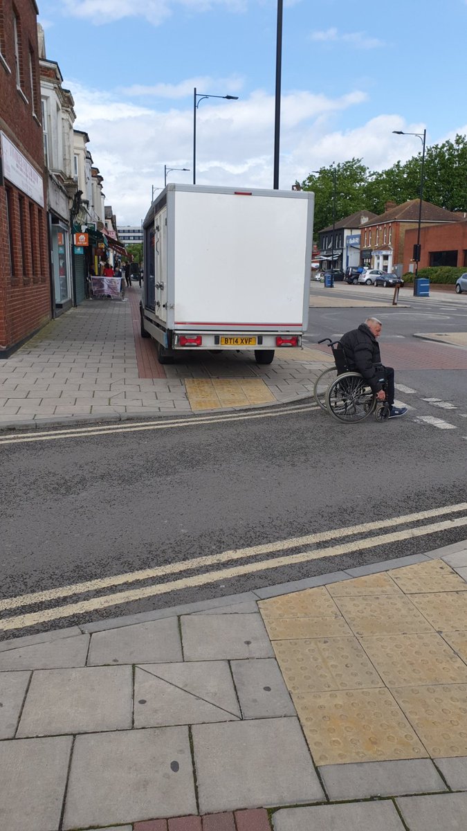 Words completely fail me. BT14 XVF, no company details on the van and no driver in the cab.Totally shocking.

@EssexPoliceUK @EPSouthend @SouthendCityC @SouthendHighway #PavementParking #dangerousparking @YPLAC #PLAC #DangerousDriving @BlatantWatch