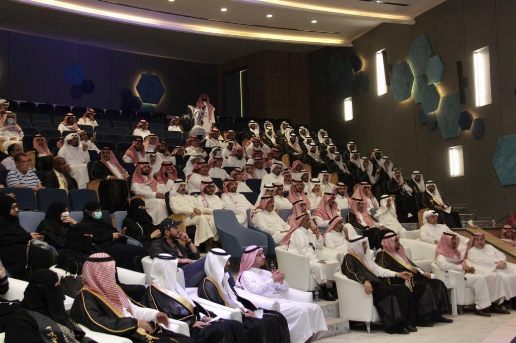 Alsolami_MD's tweet image. حفل #تخرج_كلية_طب_حائل كان من أبهج الأيام للخريجين والخريجات والآباء والأمهات ولنا كأعضاء هيئة التدريس. حفل قام بسواعد الطلبة متعددي المواهب بشطري الكلية. كان فخرنا كبير بهم كلهم. اسأل الله لهم جميعاً التوفيق والنجاح في حياتهم العلمية والعملية.