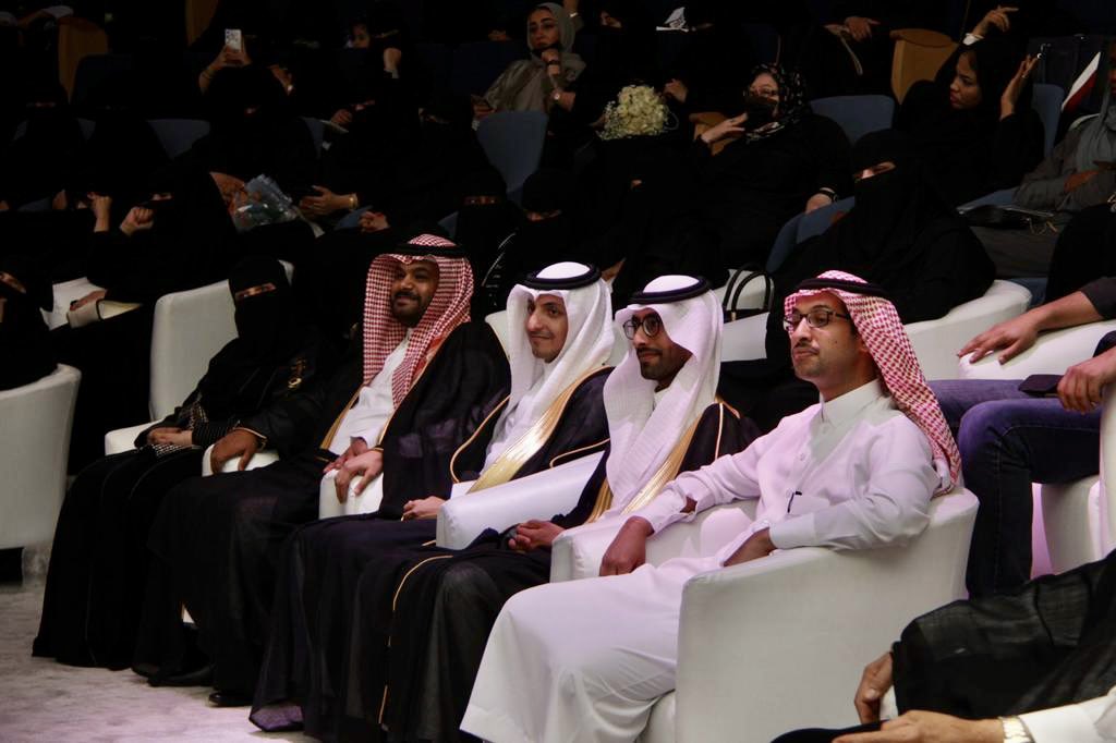 Alsolami_MD's tweet image. حفل #تخرج_كلية_طب_حائل كان من أبهج الأيام للخريجين والخريجات والآباء والأمهات ولنا كأعضاء هيئة التدريس. حفل قام بسواعد الطلبة متعددي المواهب بشطري الكلية. كان فخرنا كبير بهم كلهم. اسأل الله لهم جميعاً التوفيق والنجاح في حياتهم العلمية والعملية.