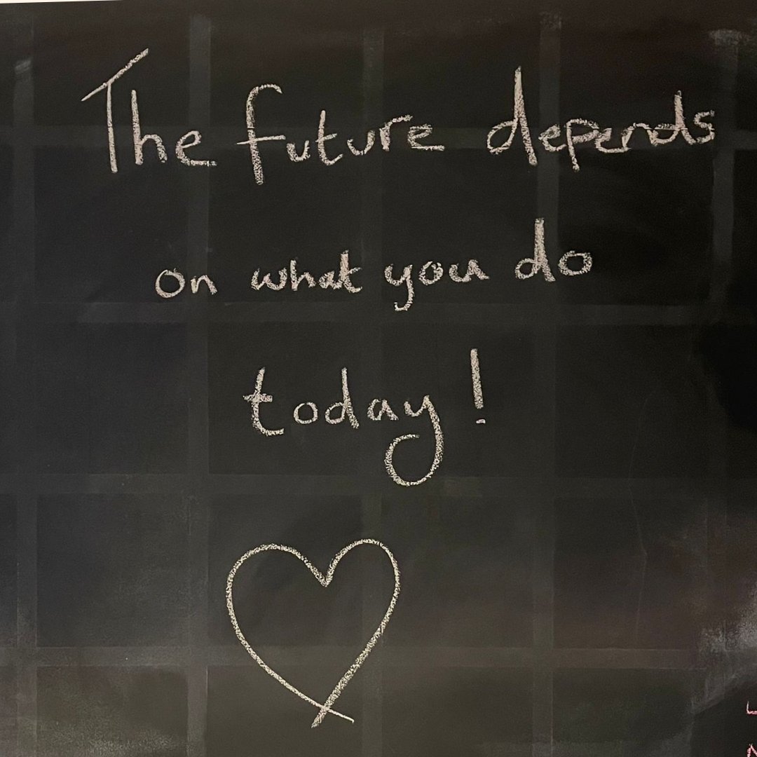 mainyardstudios's tweet photo. Happy Monday y'all 🥳 our community managers are back with the motivational quotes, let's start the week with good vibes and energy ⚡️🤘 
​
​#motivationalmonday #quoteoftheday #entrepreneur #coworking #smallbusiness #Mainyarders https://t.co/HxbN7G6Mf5