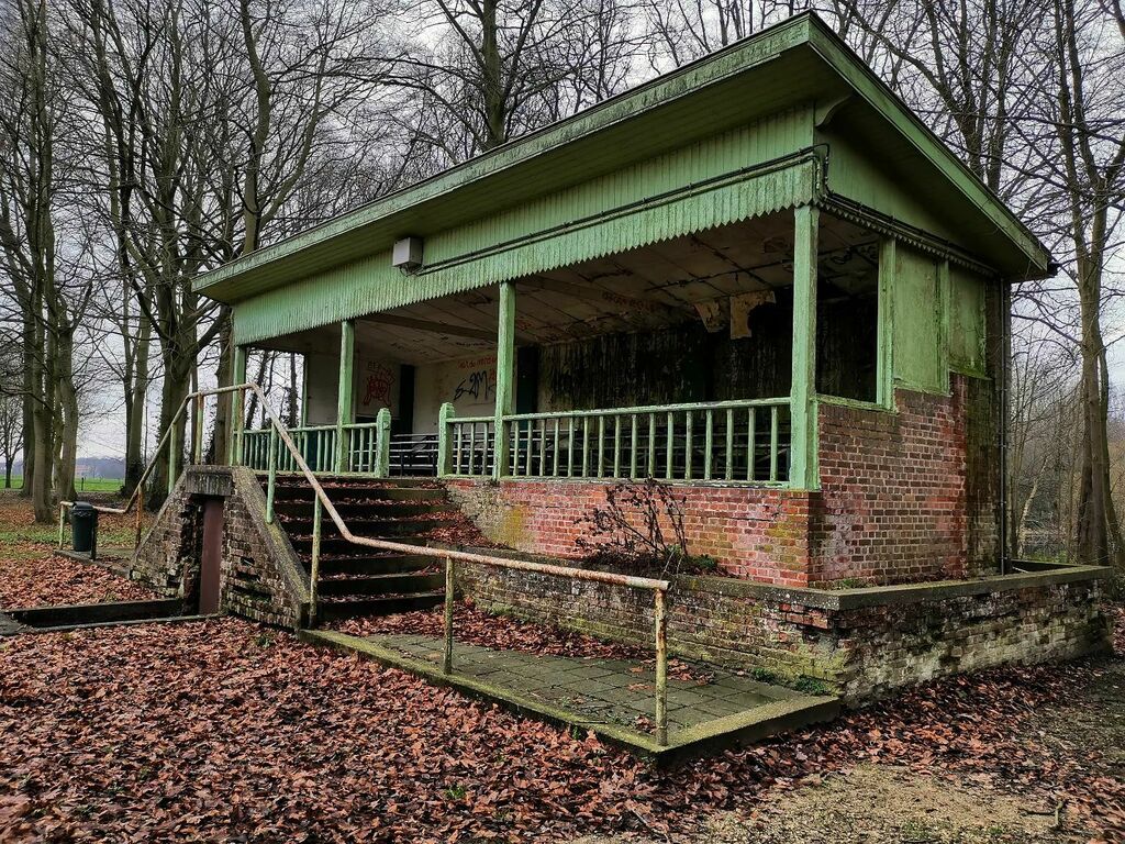 stadiongebod's tweet photo. The (decaying) stand at St Pietersveld (Wingene, Belgium) is a feast for the eyes of every stadium enthousiast 😍
#stpieter #wingene #Vlaanderen #Flanders #Flandersfields #Belgium #belgie #belgique #belgien🇧🇪 #groundhopping #delipidated #decay #where… https://t.co/MGHzFMOc0G https://t.co/NSLvZdfnXn