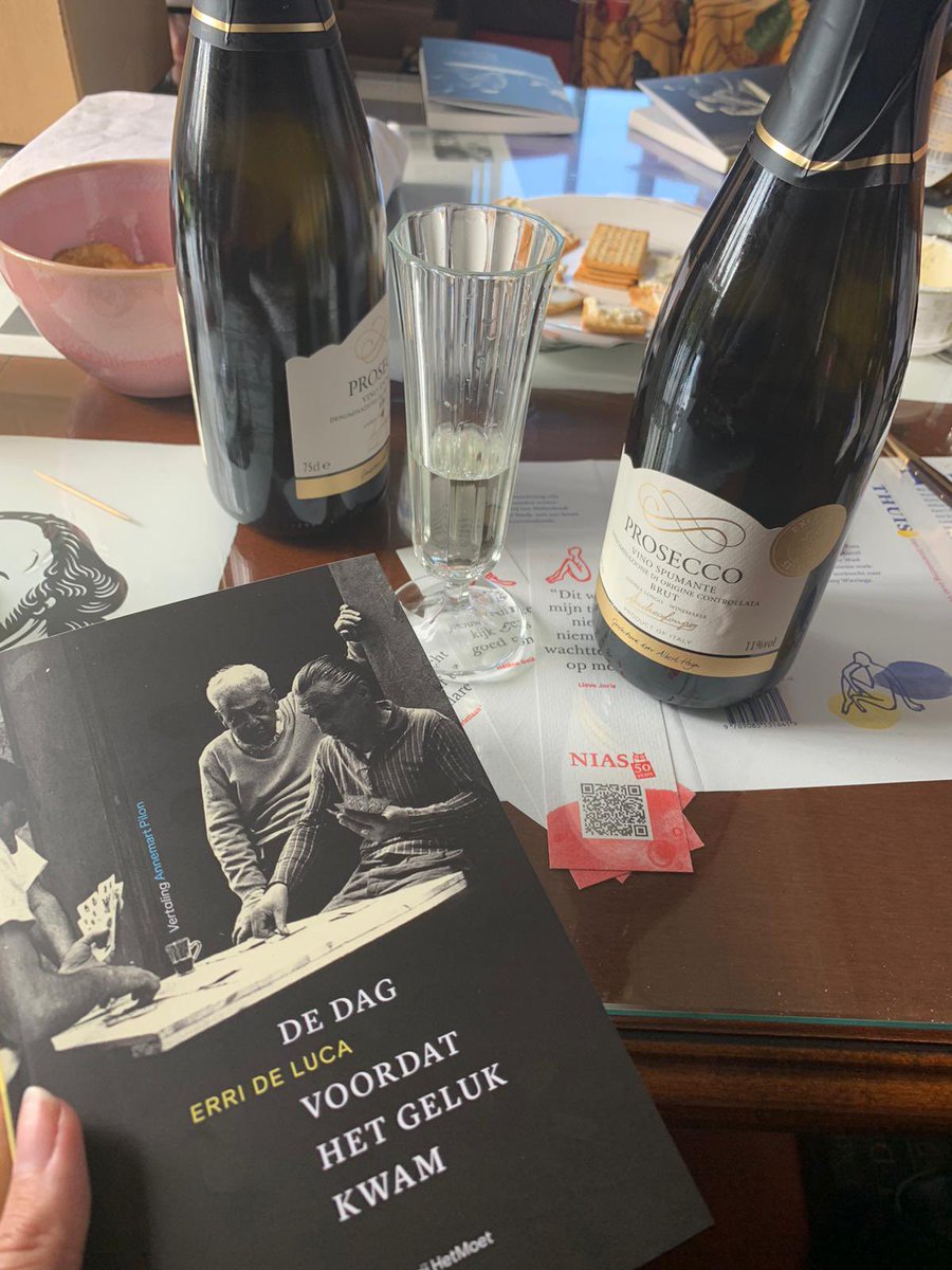 HetMoet_nl's tweet photo. Verschenen: De dag voordat het geluk kwam van Erri De Luca.
Met een voorwoord van Frank Keizer en prachtig vertaald van het Italiaans naar het Nederlands door Annemart Pilon.
Aan hen de eer de eerste doos, vers van de pers, open te maken!
🥂#nieuwboek #hetmoet #ErriDeLucca https://t.co/Ga0GxdR7lD
