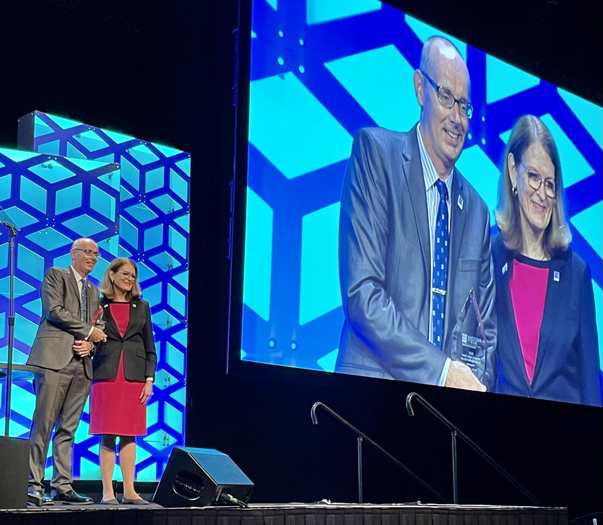 And today, <a href="/rhodes_simon/">Simon Rhodes</a> officially receives the distinguished service award for his work for #DEI and #earlycareer mentoring. 👏🏼👏🏼👏🏼<a href="/TheEndoSociety/">Endocrine Society</a> #ENDO2022