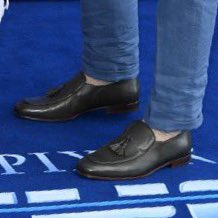 gI1ost's tweet photo. i love his goofy shoes so much https://t.co/Kozu58Jiee