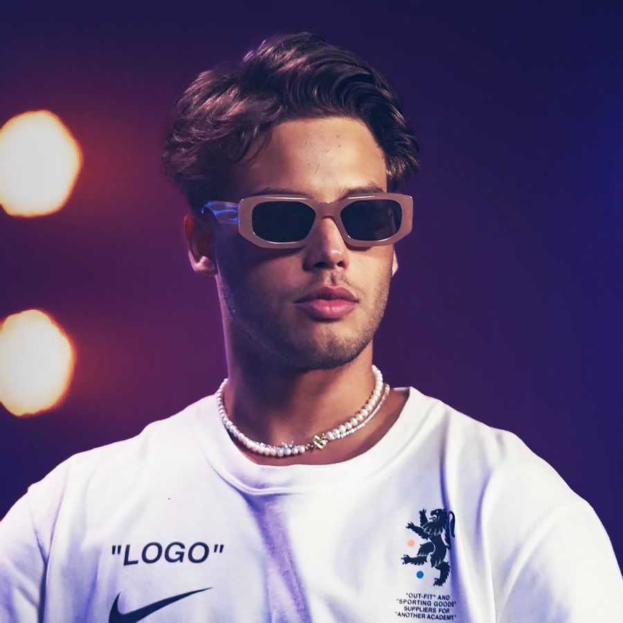 Feliz! Depois de 7 anos, vou lançar minha primeira música dia 24/06…a música sempre fez parte da minha vida, do meu corre e sempre alimentou os meus sonhos, e é bom voltar a sonhar…Vamo com Deus ❤️