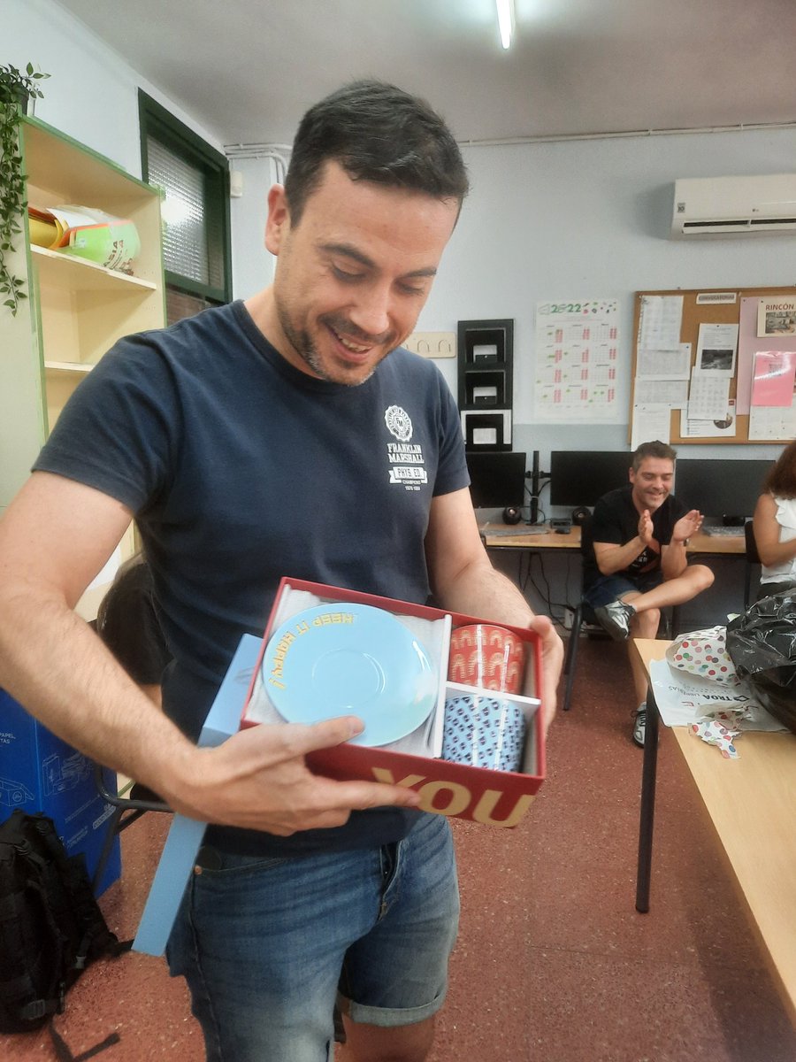 cepafuenla's tweet photo. En @cepafuenla nos damos los regalos del amigo invisible. Los profes nos divertimos y estrechamos vínculos. ¡Originalidad y creatividad han brillado en todo momento! #FreireExperience #FreireGoodVibes https://t.co/LvGFRm0mQC