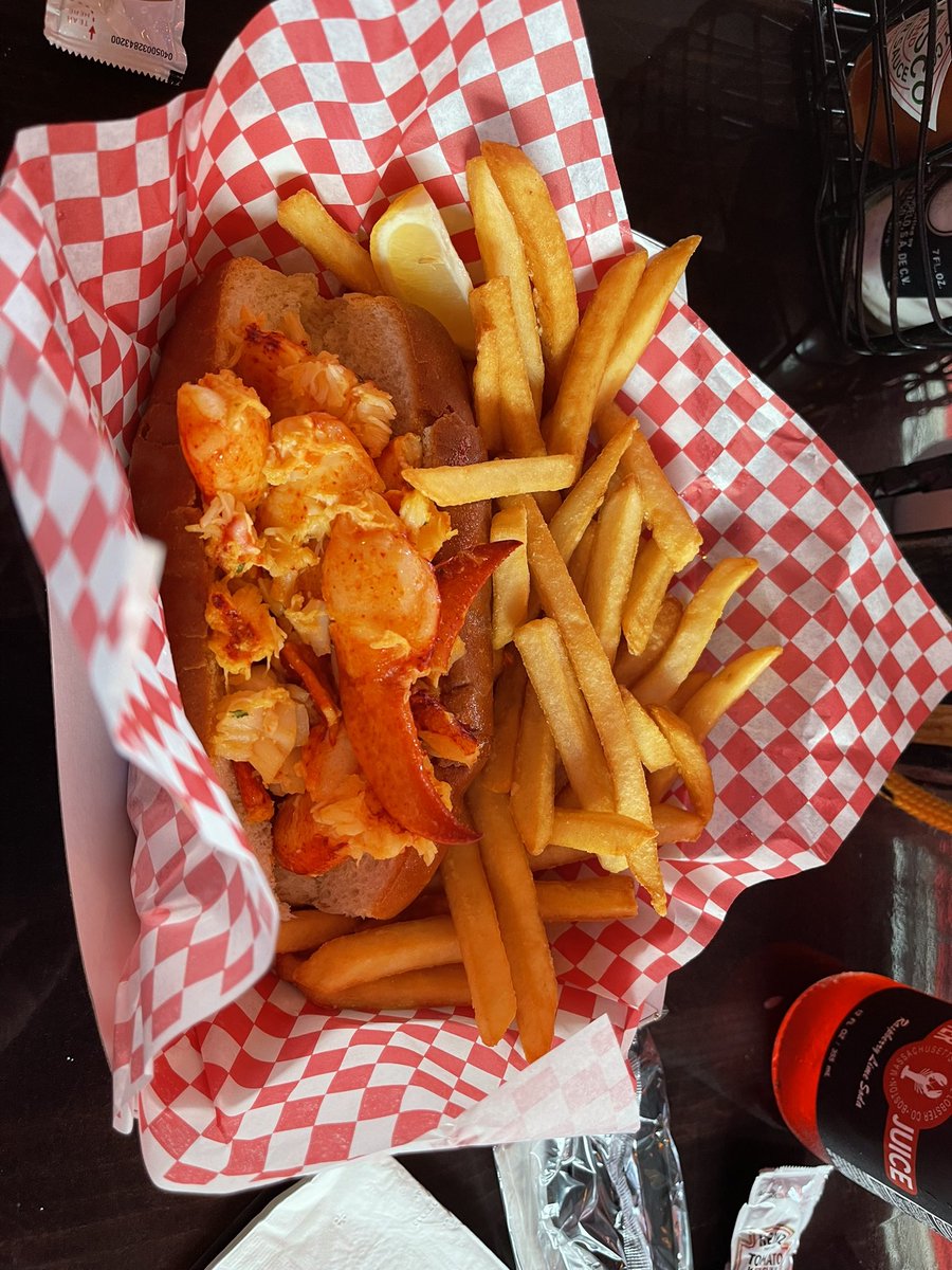 NeedleDriver's tweet image. Find time for yourself during #SIR22BOS, take a 10 minute walk from the convention center and have a #LobsterRoll. Take some friends. Thanks for the experience @YankeeLobster! #WhenInBoston #MeTime #WeTime @PennStCVIR @SIRspecialists @SuiteLifeofIR @JustinFosterMD