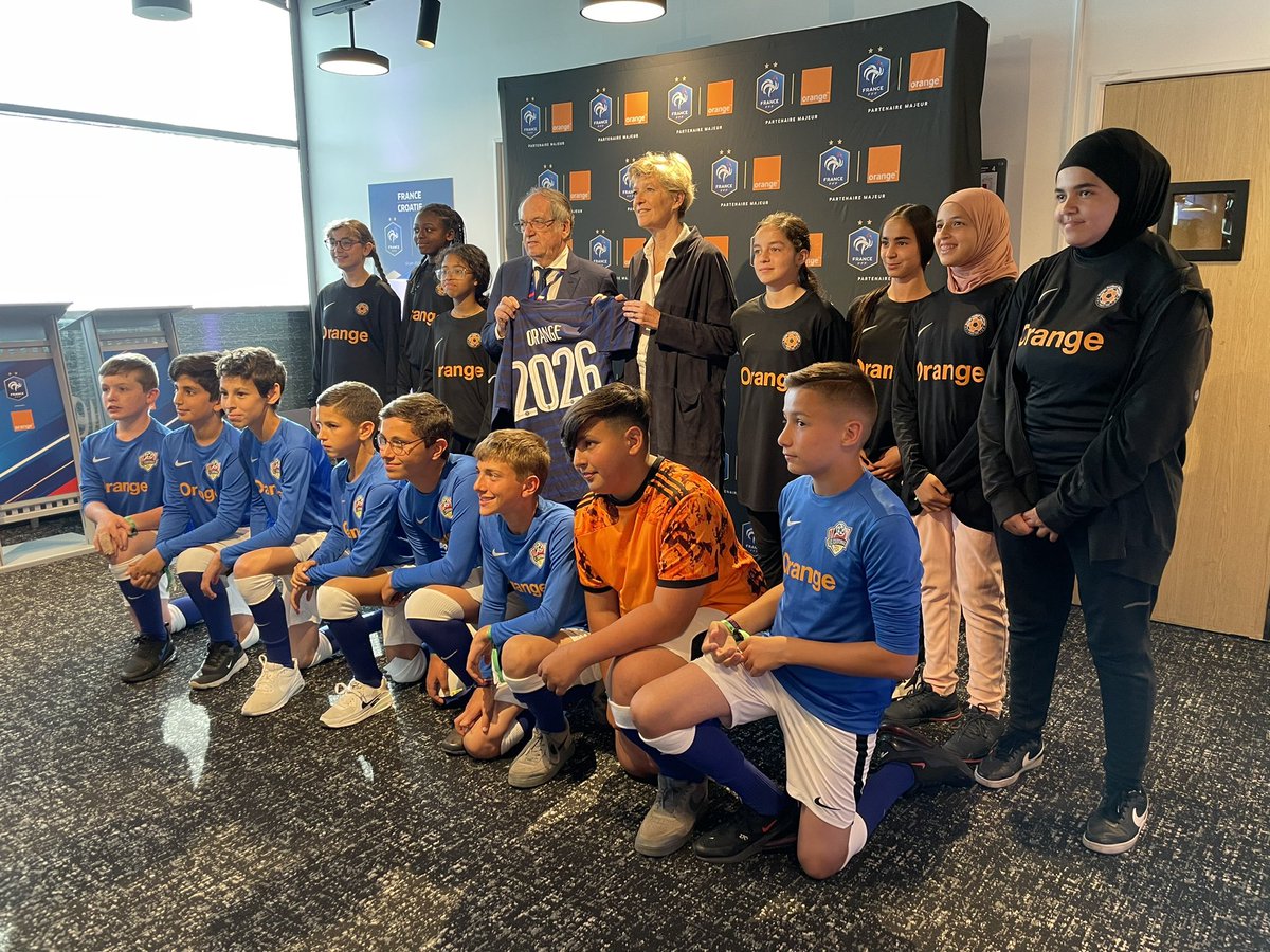 Très fière du renouvellement de notre partenariat avec la <a href="/FFF/">FFF</a>  ⚽️⚽️⚽️