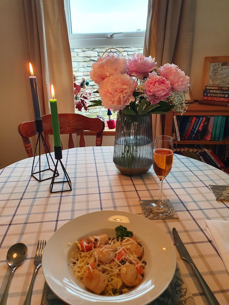 Let's just say my day has been good 🤩 my school are keeping me!!! Scallops with linguine and a well earned glass of my favourite strawberry bubbles tonight! 🍾  Thank you to all my encouragers 🥰 #ProjectMe #10percentbraver