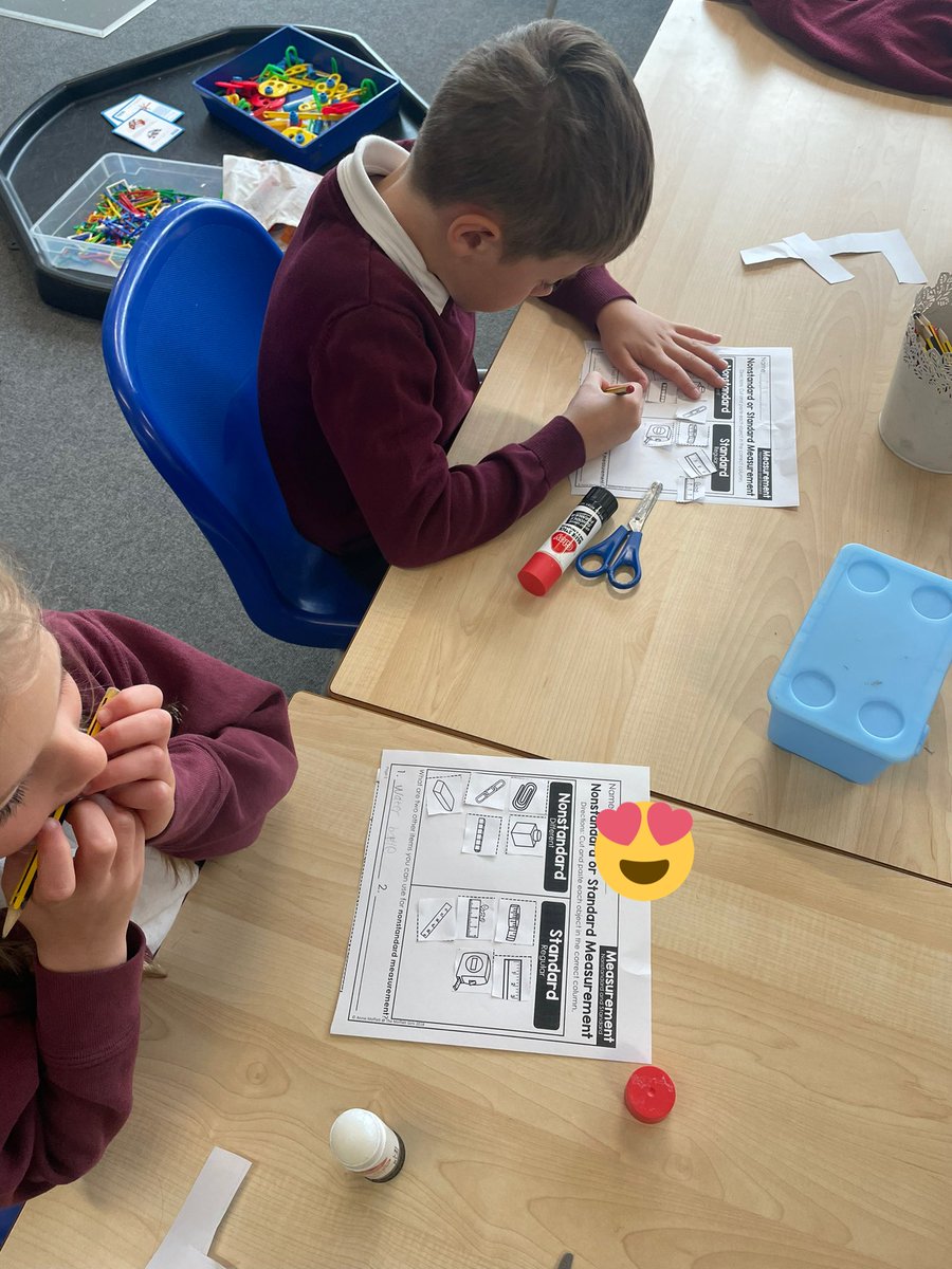 MissG_Mid's tweet photo. In Maths we have been exploring the difference between standard and non-standard units of measure 😊 @RoslinPS https://t.co/IjERefdCcj