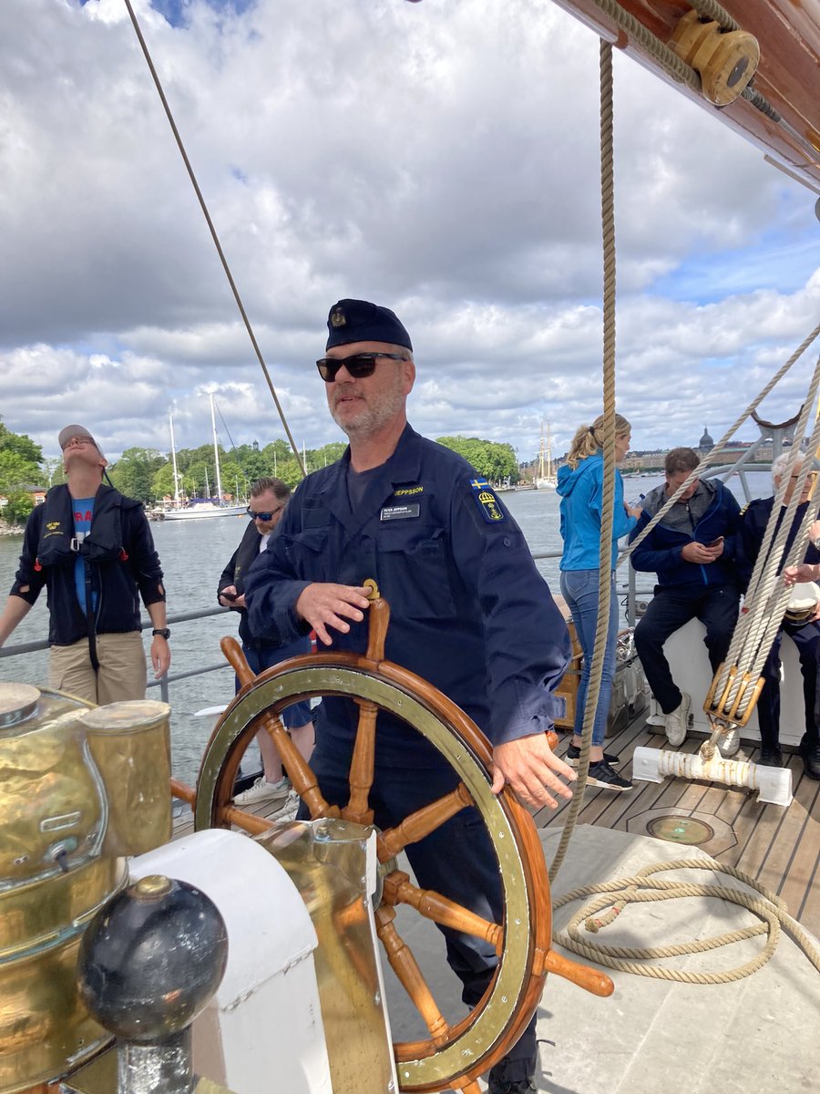 PeterJeppsson's tweet photo. En fin och bra seglingsdag med HMS Gladan &amp;  HMS Falken och ett värdigt 75-års jubileum för Skonertdivisionen ⚓️🇸🇪☀️#svfm #säkpol https://t.co/FTLl6HjYKi