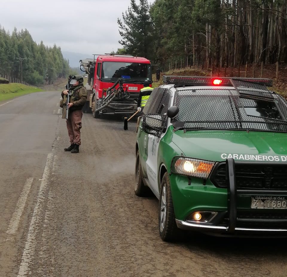 CarabAraucania's tweet photo. #Araucanía: Personal COP 2ª Comisaría #Pailahueque prestan apoyo y cobertura a personal de Vialidad mientras realizan reparaciones en Ruta R-35, sector San Andrés de #Collipulli, vigilando su seguridad mientras trabajan en el lugar. #LaPrevenciónEsNuestraEsencia https://t.co/U7TRQYLTDQ