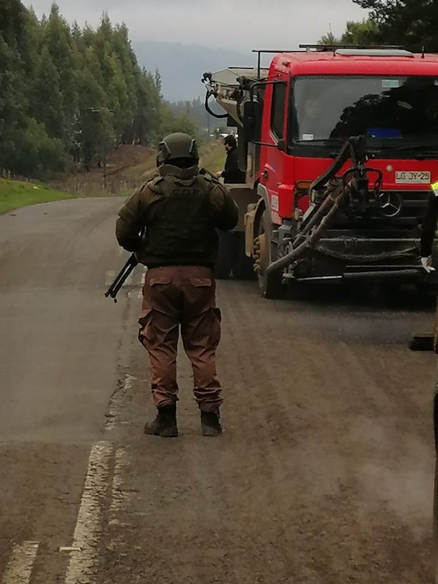 CarabAraucania's tweet photo. #Araucanía: Personal COP 2ª Comisaría #Pailahueque prestan apoyo y cobertura a personal de Vialidad mientras realizan reparaciones en Ruta R-35, sector San Andrés de #Collipulli, vigilando su seguridad mientras trabajan en el lugar. #LaPrevenciónEsNuestraEsencia https://t.co/U7TRQYLTDQ