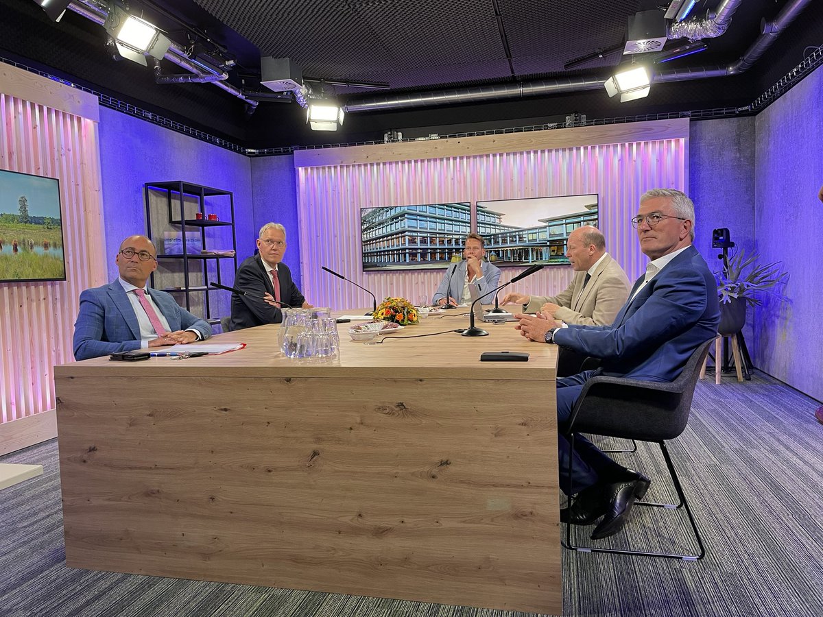 Vanuit de studio van <a href="/ProvDrenthe/">Provincie Drenthe</a> worden de uitkomsten van het onderzoek naar interbestuurlijke en regionale samenwerking in Drenthe gepresenteerd (uitgevoerd door <a href="/Berenschot_nl/">Berenschot</a> en <a href="/CasparvdBerg/">Caspar van den Berg</a>) We werken veel samen en dat kan beter! Daar gaan de Drentse overheden aan werken!