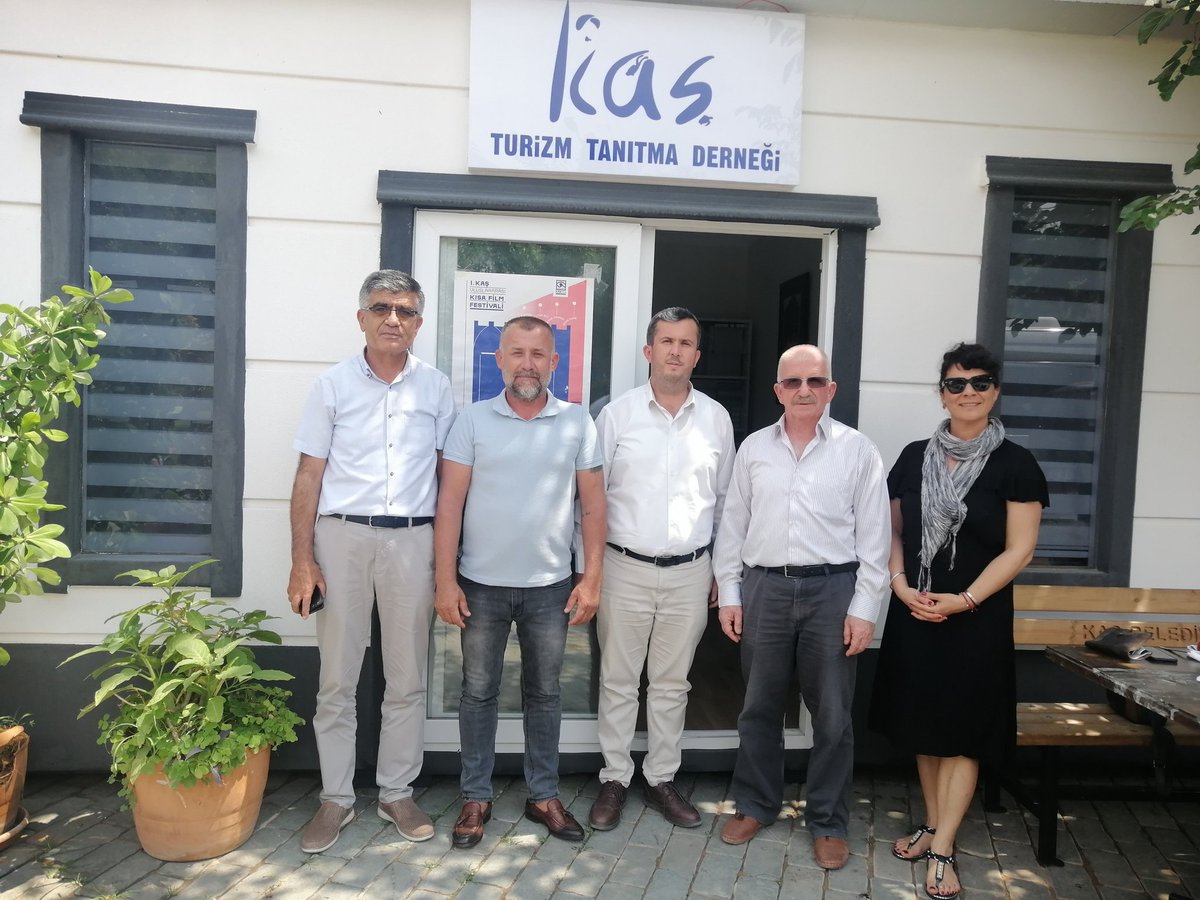 Kaş Turizm Tanıtma Derneği Başkanımız Aydın ÇIRAK oda başkanlarımız ile birlikte, Turizm Derneği Yeni Ofisinde Ziyaret ederek Hayırlı olsun dileklerimizi ilettik , kendilerine çalışmalarında başarılar dileriz.<a href="/adlihandere/">Adlıhan DERE</a>