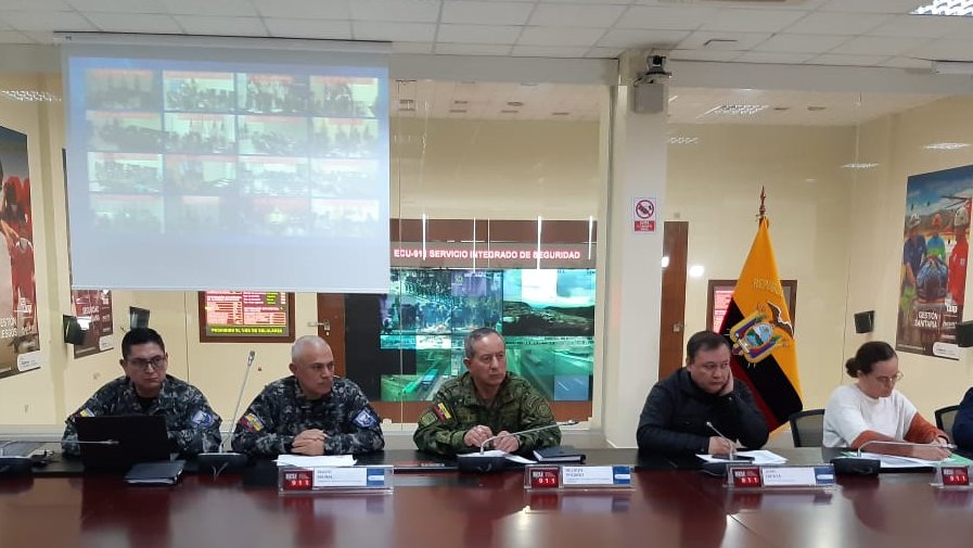 FFAAECUADOR's tweet photo. #URGENTE
#Quito| 
En las instalaciones del @ECU911_, los señores Grad. (S.P) Luis Lara Jaramillo, ministro de @DefensaEc y Grab. Nelson Proaño Rodríguez, jefe del Comando Conjunto de las @FFAAECUADOR, participan de la reunión informativa en el Puesto de Mando Unificado. https://t.co/n1reSvZNkT