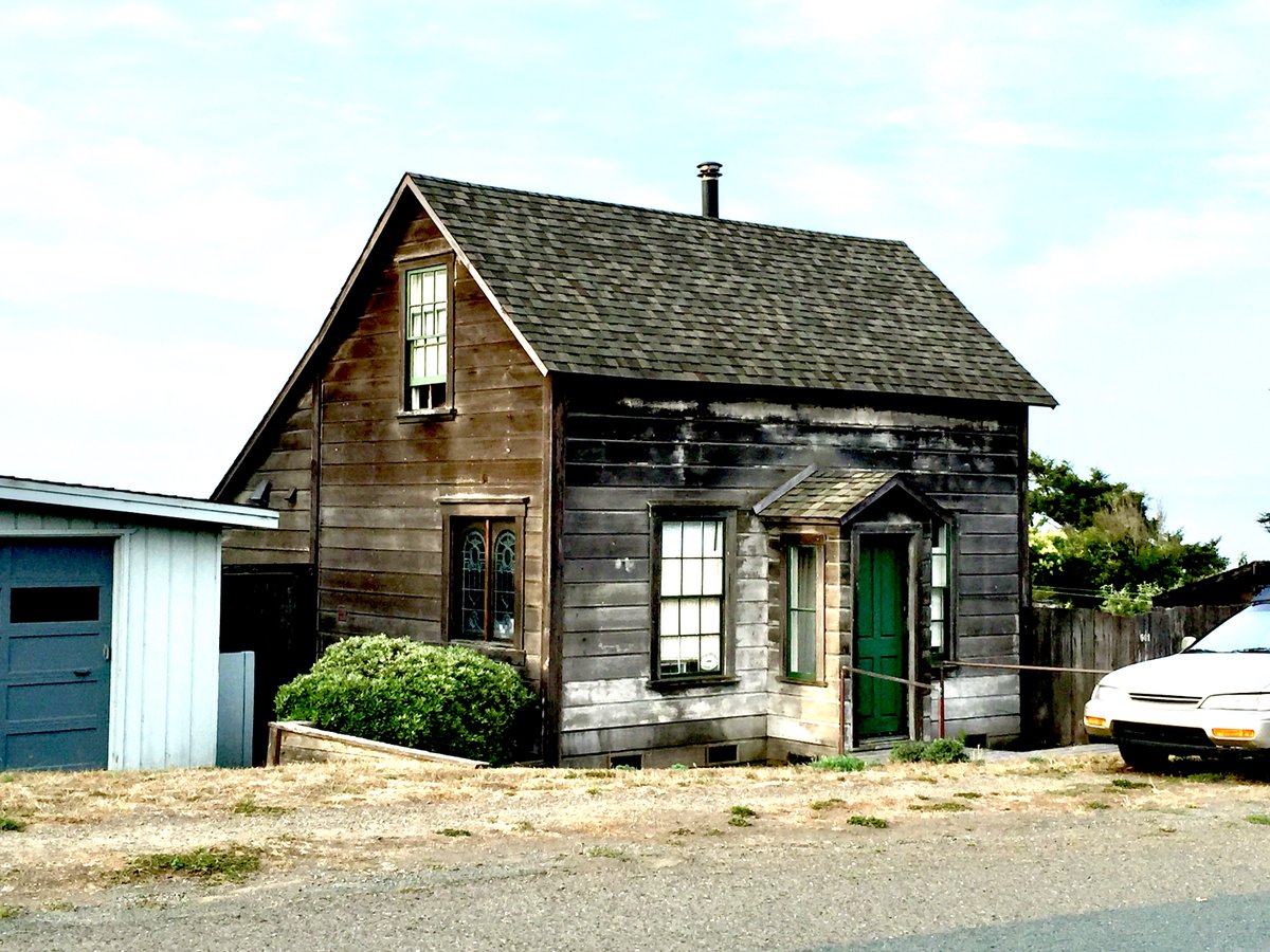 pauljimerson's tweet image. New England Saltbox House, #Mendocino, a town built by settlers from Maine. #archtiecture