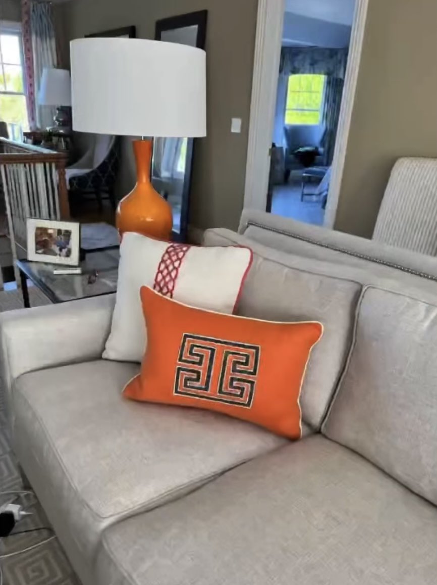 RobertAbbeyInc's tweet image. Loving the summertime vibes in this gorgeous #livingroom by @libbylangdon! Our Audrey #tablelamps in pumpkin add beautiful pops of #color while Pike serves as a #unique #neutral behind the sofa. Don’t forget our Jonathan Adler Hollywood table lamp for a little touch of #glam.