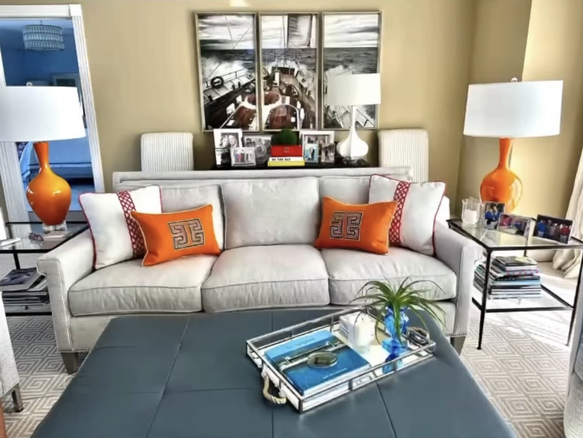 RobertAbbeyInc's tweet image. Loving the summertime vibes in this gorgeous #livingroom by @libbylangdon! Our Audrey #tablelamps in pumpkin add beautiful pops of #color while Pike serves as a #unique #neutral behind the sofa. Don’t forget our Jonathan Adler Hollywood table lamp for a little touch of #glam.