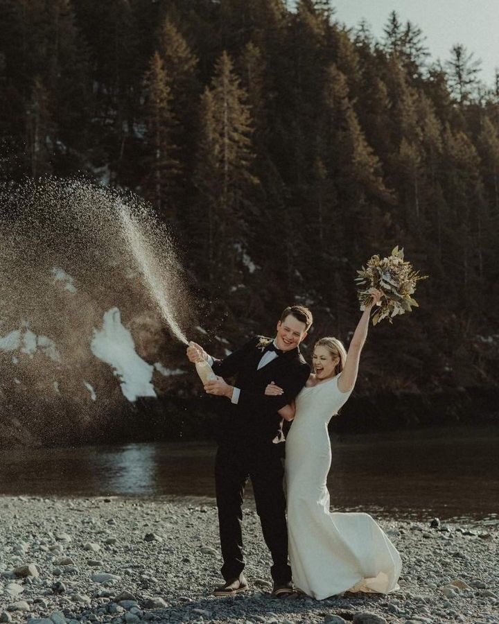 circleparkbride's tweet photo. We took a little Twitter break but we are back! If that’s not cause to celebrate we don’t know what is! What do you hope to see from us?

#twitter #circleparkbridal #wedding #weddingdress #bridesoftwitter #weddinginspiration  #destinationwedding #yestothedress #shopsmall #bride https://t.co/zvxREgKqZs