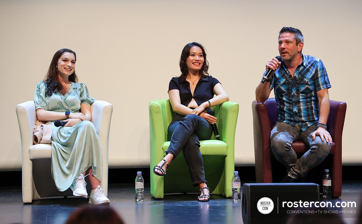 RosterCon's tweet photo. #THOS4 - Les photos des panels de Nicola Correia-Damude &amp; Jacky Lai / Sydney Meyer sont en ligne. #Shadowhunters 

📷 https://t.co/HpczDrzFrs https://t.co/9IOjofylM7